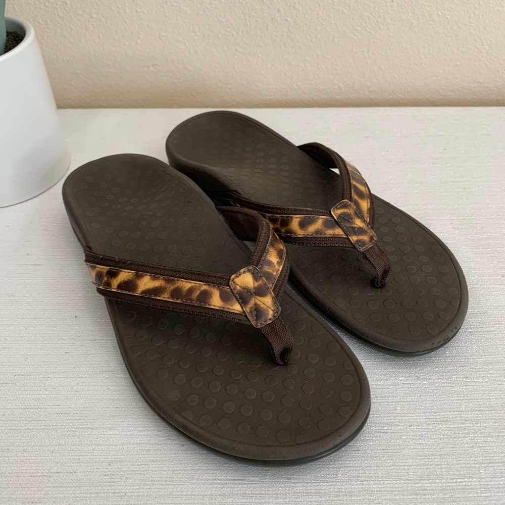 Vionic Brown Leopard Print Flip Flop Orthotic Com… - image 1